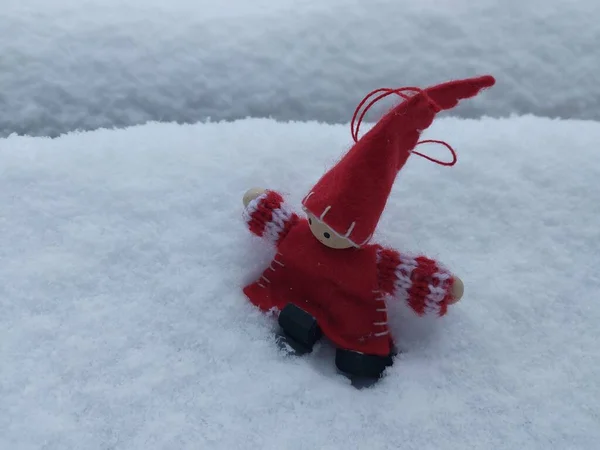 白い雪の上のクリスマスアイテムとおもちゃ — ストック写真