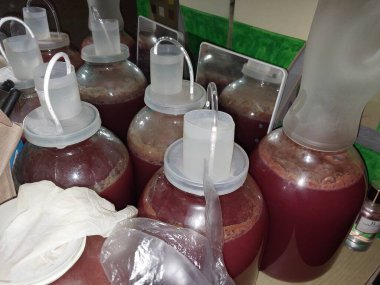 Ev yapımı şarabı su foku ile kapatıyoruz.