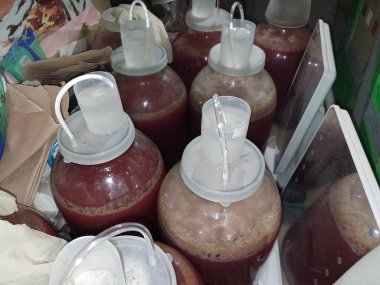 Ev yapımı şarabı su foku ile kapatıyoruz.