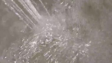 Musluktan plastik bir yiyecek variline su dökülüyor.