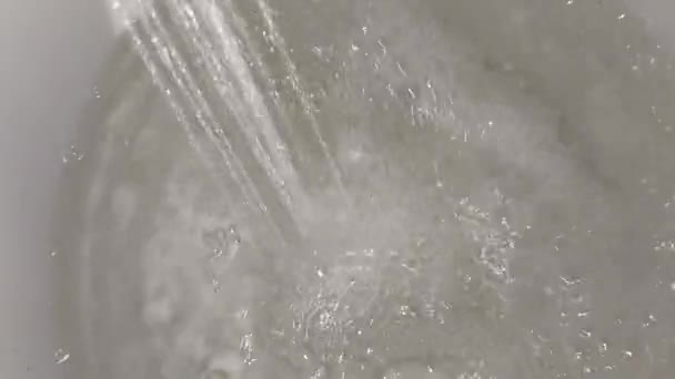 Häll Vatten Från Kran Ett Plastfat — Stockvideo