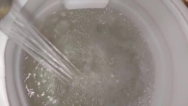 Water Uit Een Kraan Een Plastic Voedselvat Gieten — Stockvideo