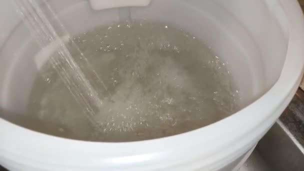 水道水をプラスチック製の食品樽に入れる — ストック動画