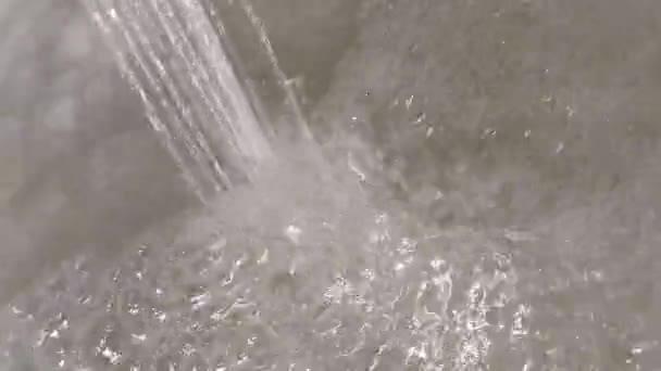 Despejar Água Uma Torneira Barril Comida Plástico — Vídeo de Stock