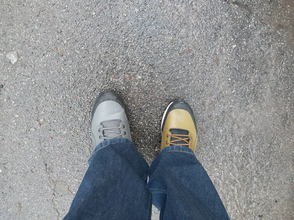 Kışın Farklı Renklerde Spor Ayakkabı Giyen Bir Adamın Bacakları — Stok fotoğraf