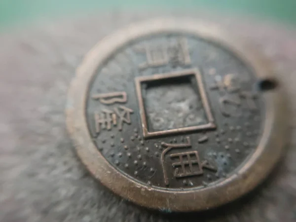 Moneta Cinese Portante Sulla Pietra — Foto Stock