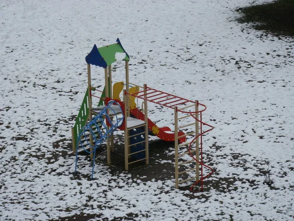 Kinderspielplatz Verschneiten Hof — Stockfoto