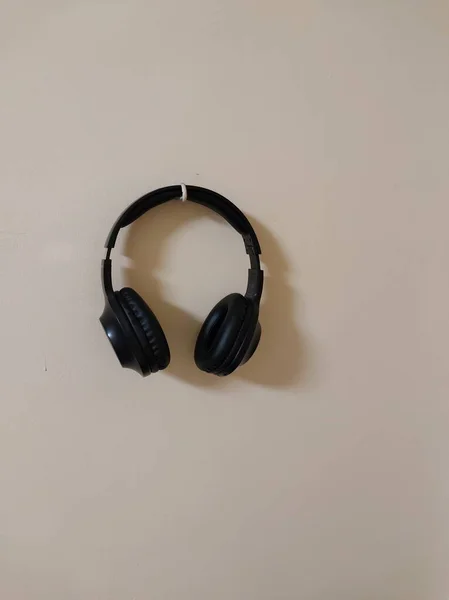 Hanging Wireless Black Headphones Wall — Stock Photo, Image