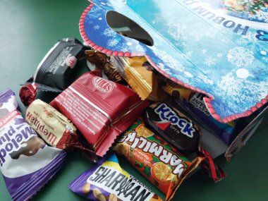 KIEV, UKRAINE - 8 ARALIK 2022: Şenlik masasında yeni yıl tatlısı