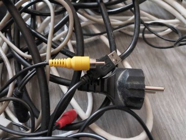 Akım ve bilgi transferi için elektrik bilgisayar kabloları