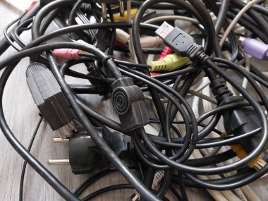 Akım ve bilgi transferi için elektrik bilgisayar kabloları