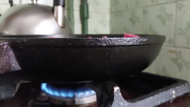台所のストーブの上でガスバーナーを燃焼 — ストック動画
