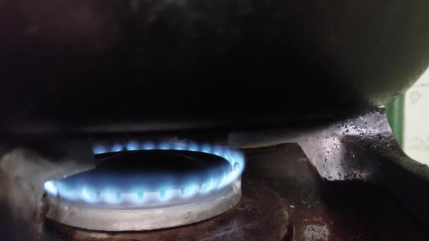 Bruciatore Gas Acceso Sul Fornello Della Cucina — Video Stock