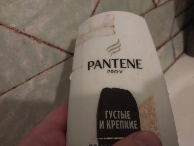 KIEV, UKRAINE - 10 Aralık 2022: Şampuan ve diğer hijyen ürünleri dairede