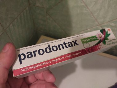 KIEV, UKRAINE - 10 Aralık 2022: Şampuan ve diğer hijyen ürünleri dairede