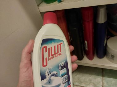 KIEV, UKRAINE - 10 Aralık 2022: Şampuan ve diğer hijyen ürünleri dairede