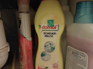 KIEV, UKRAINE - 10 Aralık 2022: Şampuan ve diğer hijyen ürünleri dairede