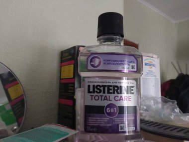 KIEV, UKRAINE - 10 Aralık 2022: Şampuan ve diğer hijyen ürünleri dairede