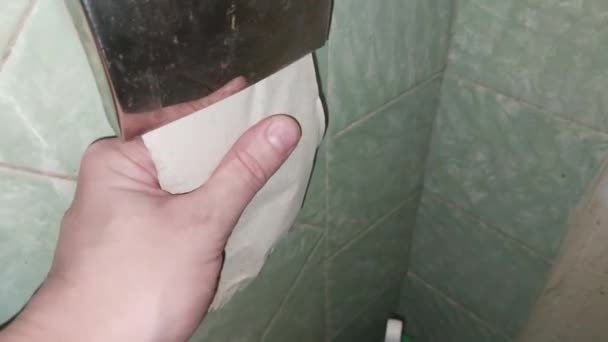 Toilettenpapier Der Wohnung Aufgebrochen — Stockvideo