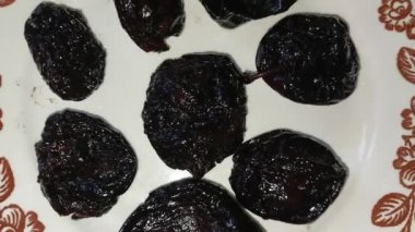 Kurutulmuş erik, sağlıklı yiyecek.