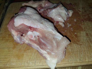 Tavada baltayla doğranmış tavuk pişiriyorum.