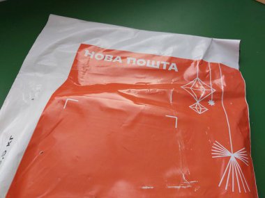 KYIV, UKRAINE - 7 HAZİRAN 2023: Logolu paket kutusu