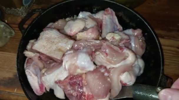 Μαγειρική Τεμαχισμένα Κοτόπουλο Ένα Τσεκούρι Ένα Τηγάνι — Αρχείο Βίντεο