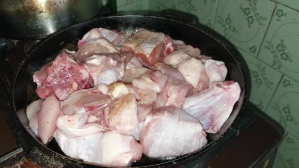 Kook Gehakte Kip Met Een Bijl Een Pan — Stockvideo