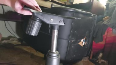 Ofis sandalyesinin sallanma mekanizmasının tamiri