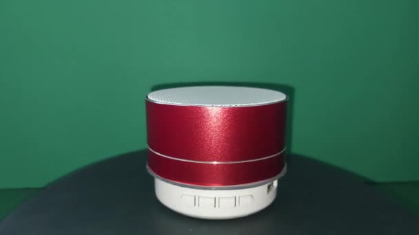 Wireless Speaker Spins Stand — Stockvideo