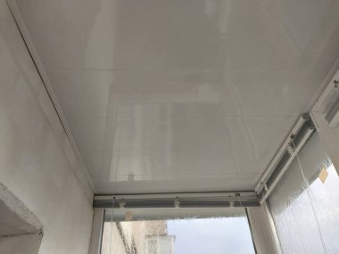 Bir apartman dairesinde balkon döşemeleri ile ısınma ve kaplama