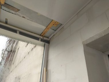 Bir apartman dairesinde balkon döşemeleri ile ısınma ve kaplama