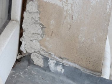 Tamire ihtiyacı olan eski kırık balkon korkuluğu.