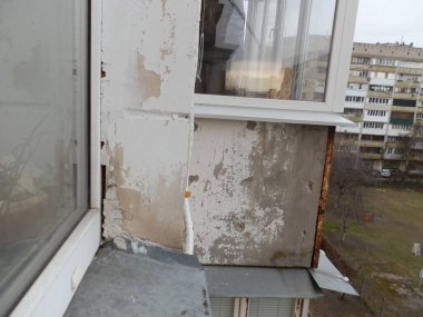 Tamire ihtiyacı olan eski kırık balkon korkuluğu.