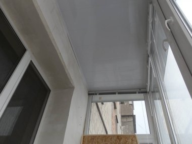 Bir apartman dairesinde balkon döşemeleri ile ısınma ve kaplama