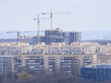 Şehrin panoraması çok katlı bir binanın yüksekliğinden.