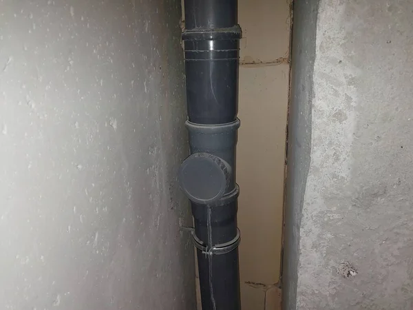 Installation of plumbing in a the new apartment