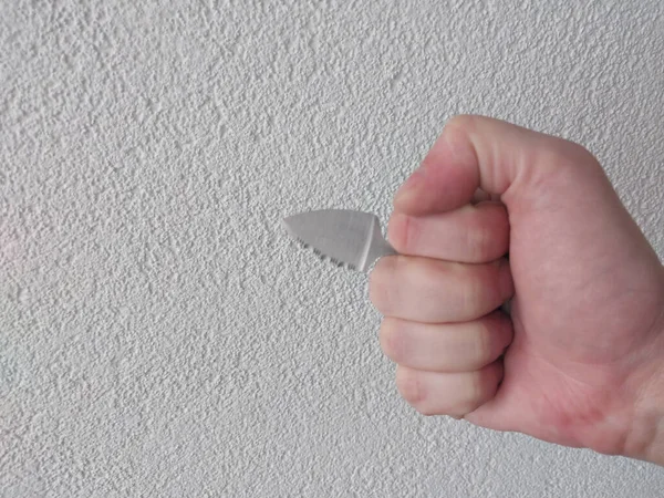男の手に自己防衛のためのポークナイフ — ストック写真