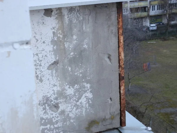 Старая Треснувшая Балконная Перила Нуждающаяся Ремонте — стоковое фото