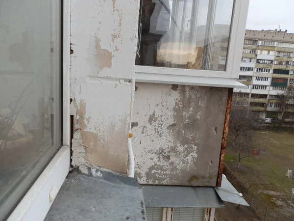 Старая Треснувшая Балконная Перила Нуждающаяся Ремонте — стоковое фото