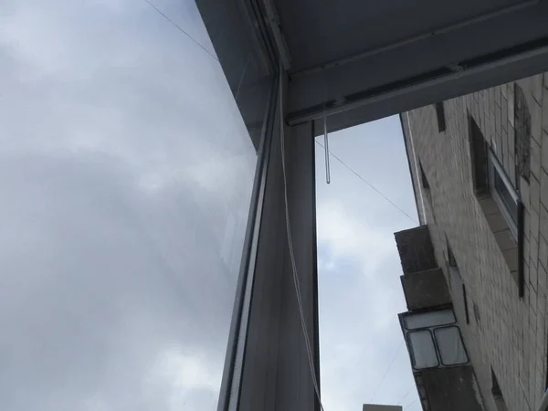 Erwärmung Und Verkleidung Mit Balkonplatten Einem Mehrfamilienhaus — Stockfoto