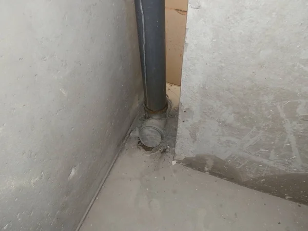 Installation of plumbing in a the new apartment