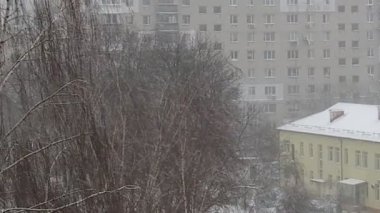 İlkbaharda şehirde yağan kar