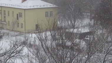 İlkbaharda şehirde yağan kar