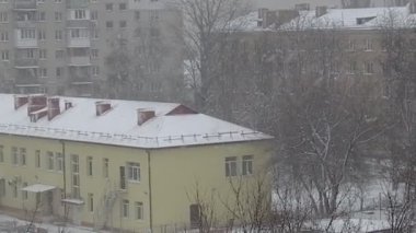 İlkbaharda şehirde yağan kar