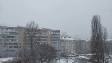 İlkbaharda şehirde yağan kar