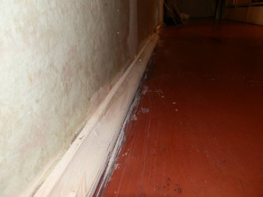 İç akrilik boya yenileme sırasında duvarları boyuyor.