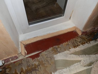 İç akrilik boya yenileme sırasında duvarları boyuyor.