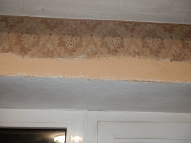 İç akrilik boya yenileme sırasında duvarları boyuyor.