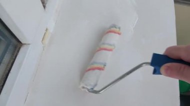 Yenileme sırasında iç akrilik boya duvarları boyamak